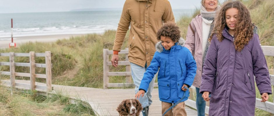 Family-of-four-walking-their-dog-on-the-dunes-boardwalkhttps://www.sykescottages.co.uk/inspiration/guides/family/